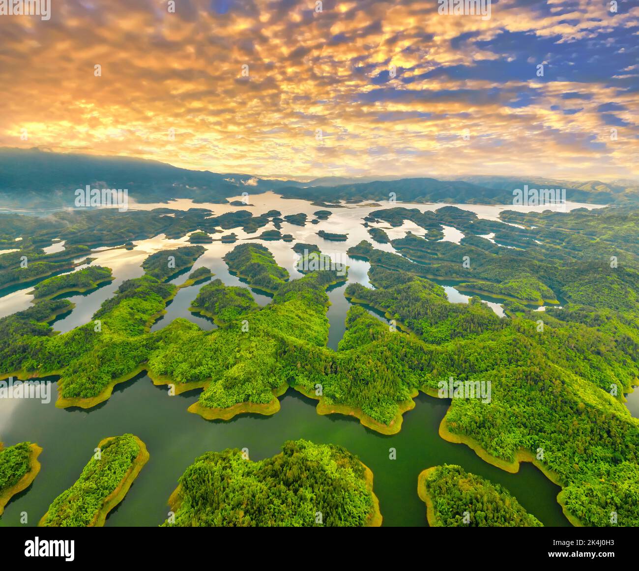 Tramonto Ta Dung lago idroelettrico visto dall'alto. Il lago fornisce acqua per l'irrigazione e genera elettricità per le persone nella provincia di Dak Nong, Foto Stock