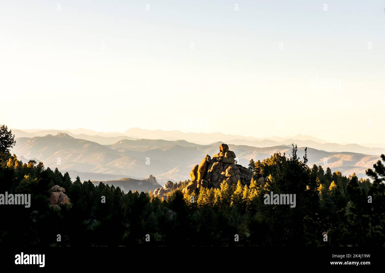 Bellissimo paesaggio del Colorado. Foresta e formazione rocciosa al sentiero Devil's Head Lookout poco prima del tramonto Foto Stock