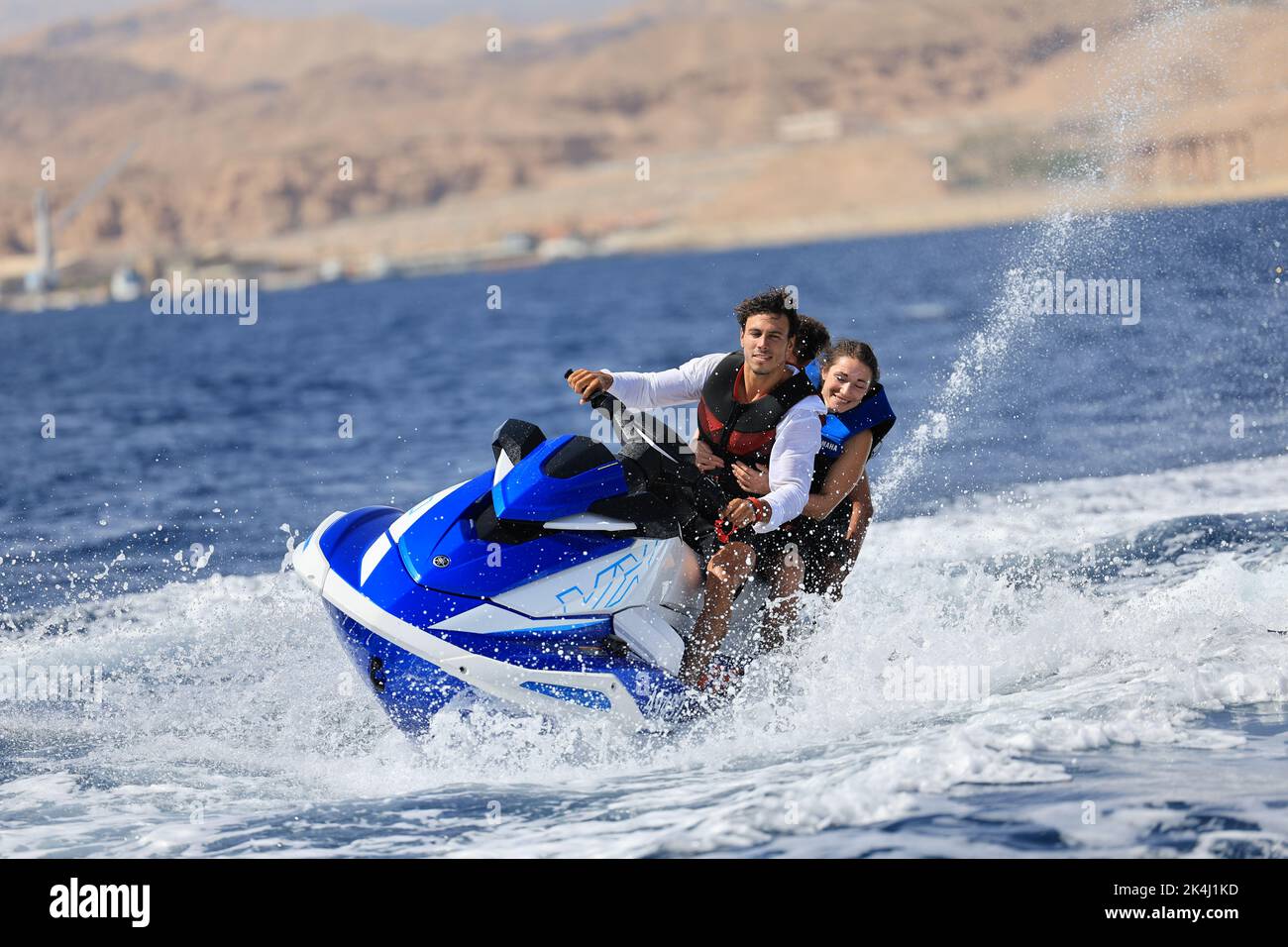 Eilat, Israele - 27 settembre 2022, la famiglia cavalca uno scooter d'acqua sul Mar Rosso. Sport acquatici, moto d'acqua Foto Stock