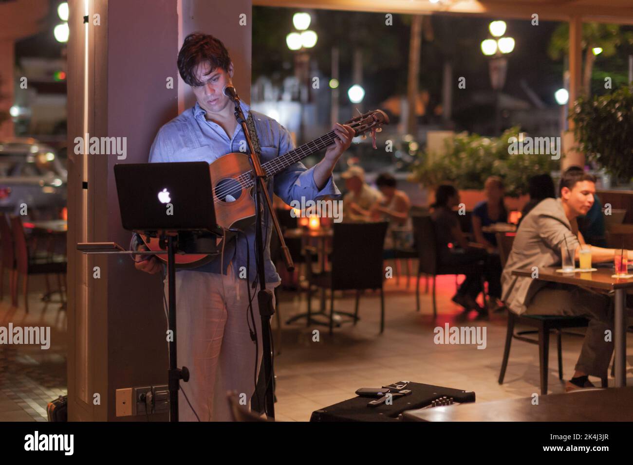 25 maggio 2012: Musicista che si esibisce all'esterno di un bar. Foto Stock