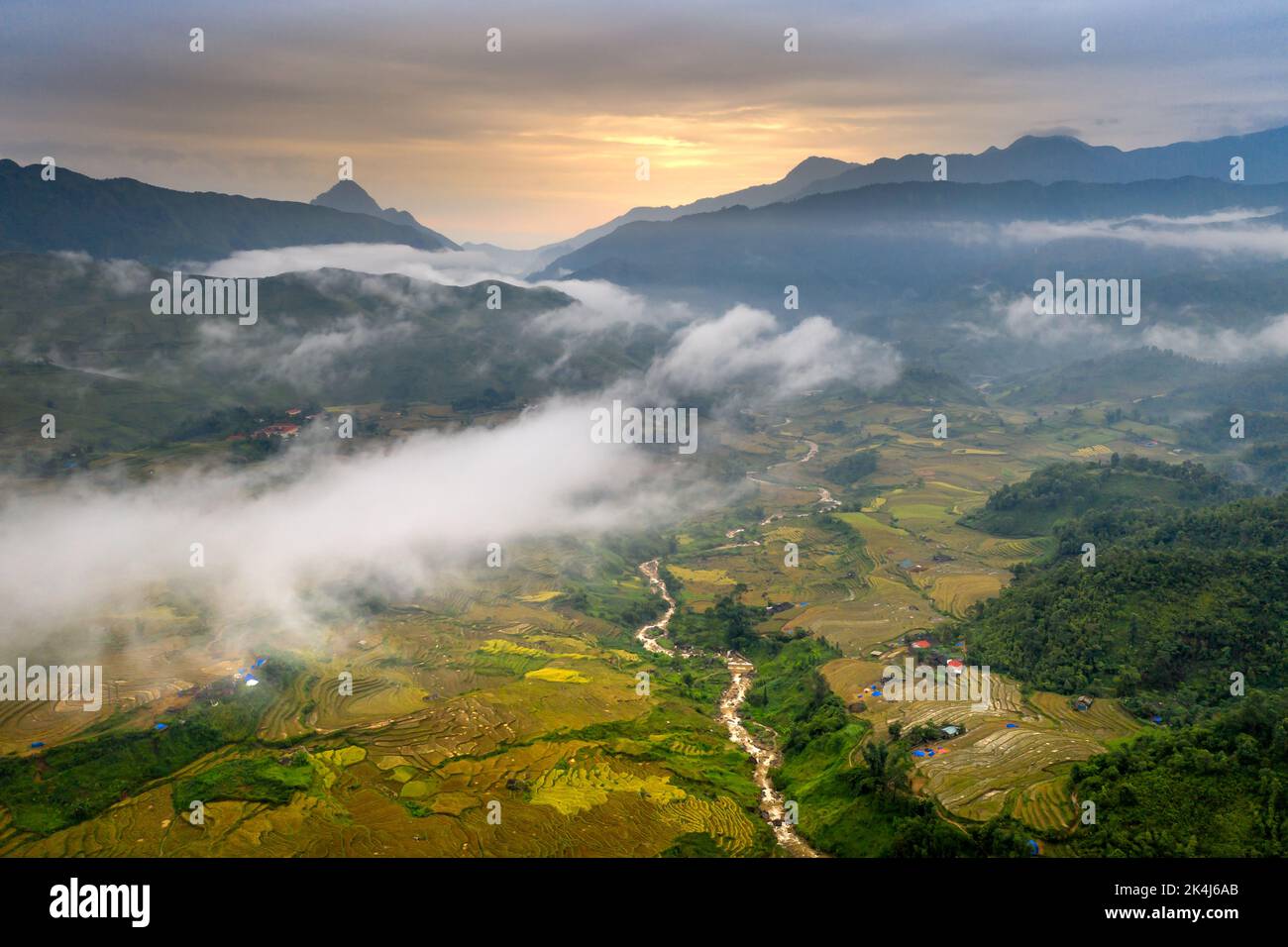 Campi terrazzati nel distretto di Bat Xat, provincia di Lao Cai, Vietnam. Vista dall'alto Foto Stock