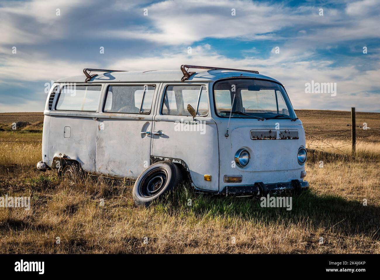 Vista laterale di un furgone abbandonato sulle praterie Saskatchewan Foto Stock