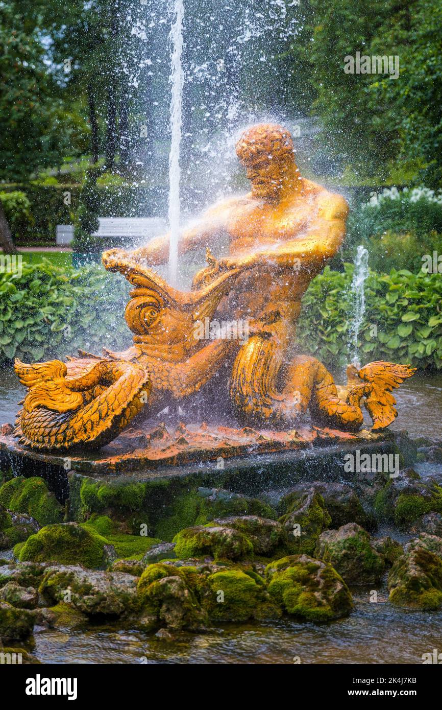 San Pietroburgo, Russia - 20 settembre 2017: Scultura arancione di combattente maschile e alligatore con fontana a spruzzo decorata all'interno del giardino di Pietro Foto Stock