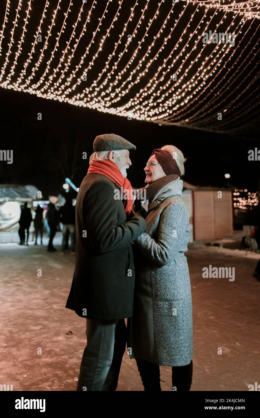 Coppia anziana in abbraccio romantico Foto Stock