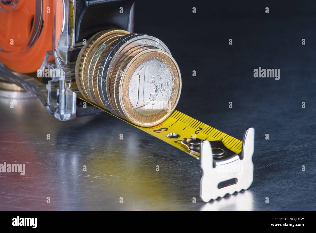 Moneta in euro e metro a nastro, concetto di inflazione e prezzi in aumento Foto Stock Moneta in euro e metro a nastro, concetto di inflazione e prezzi in aumento Foto Stock