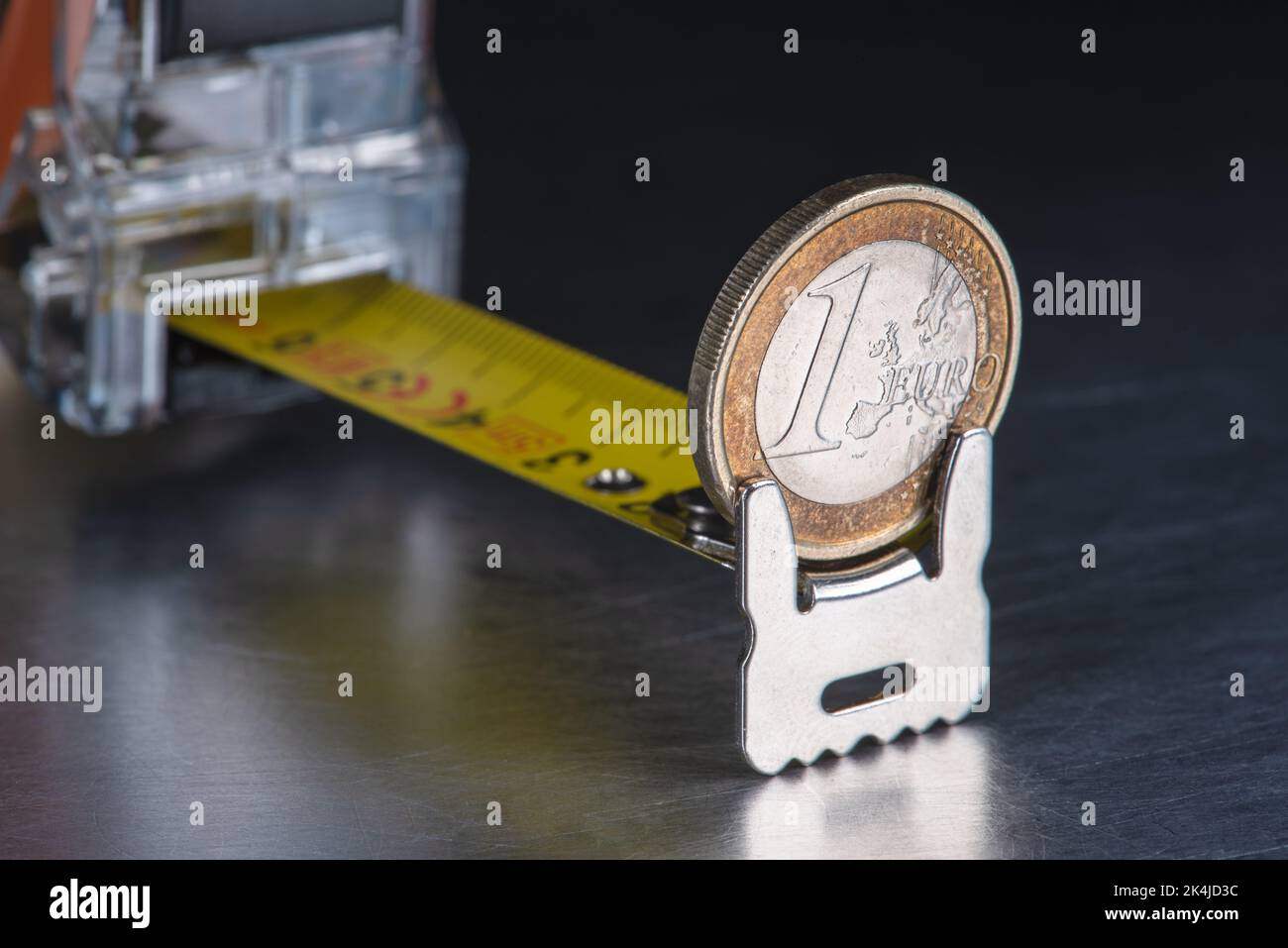 Moneta in euro e metro a nastro, concetto di inflazione e prezzi in aumento Foto Stock Moneta in euro e metro a nastro, concetto di inflazione e prezzi in aumento Foto Stock
