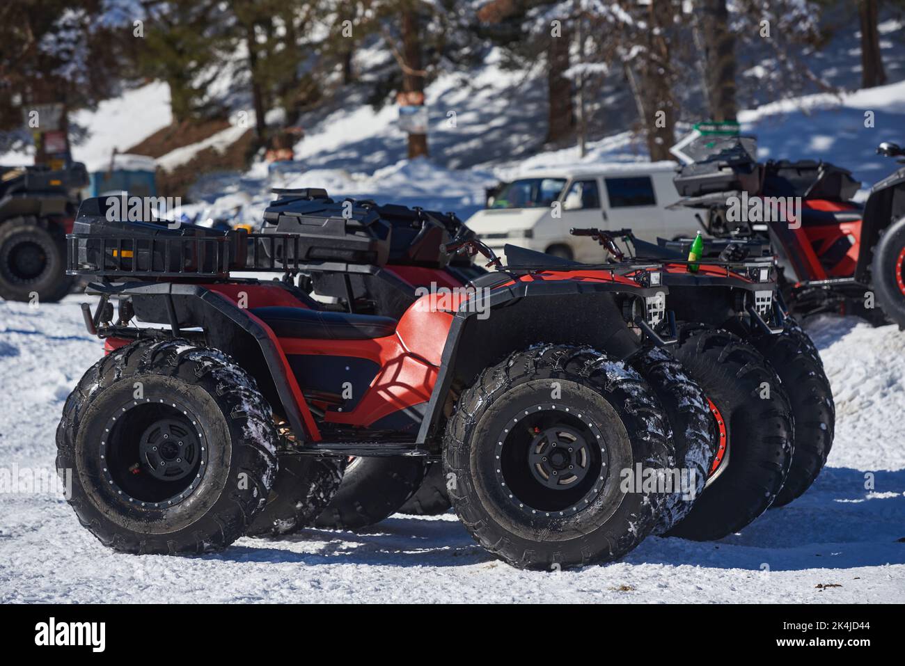 ATV con ruote grandi da affittare in inverno. Foto Stock