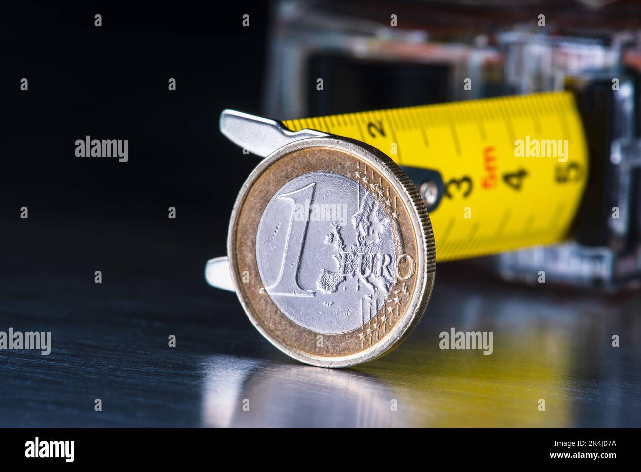 Moneta in euro e metro a nastro, concetto di inflazione e prezzi in aumento Foto Stock Moneta in euro e metro a nastro, concetto di inflazione e prezzi in aumento Foto Stock