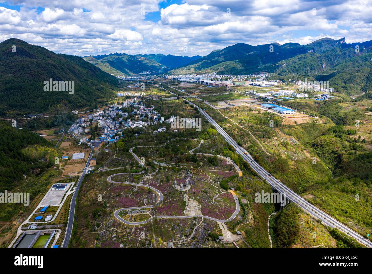 Chongqing. 2nd Ott 2022. La foto aerea scattata il 2 ottobre 2022 mostra un'area panoramica nella città di Banxi di Youyang Tujia e nella contea autonoma di Miao, nel sud-ovest del comune di Chongqing. Credit: Liu Chan/Xinhua/Alamy Live News Foto Stock