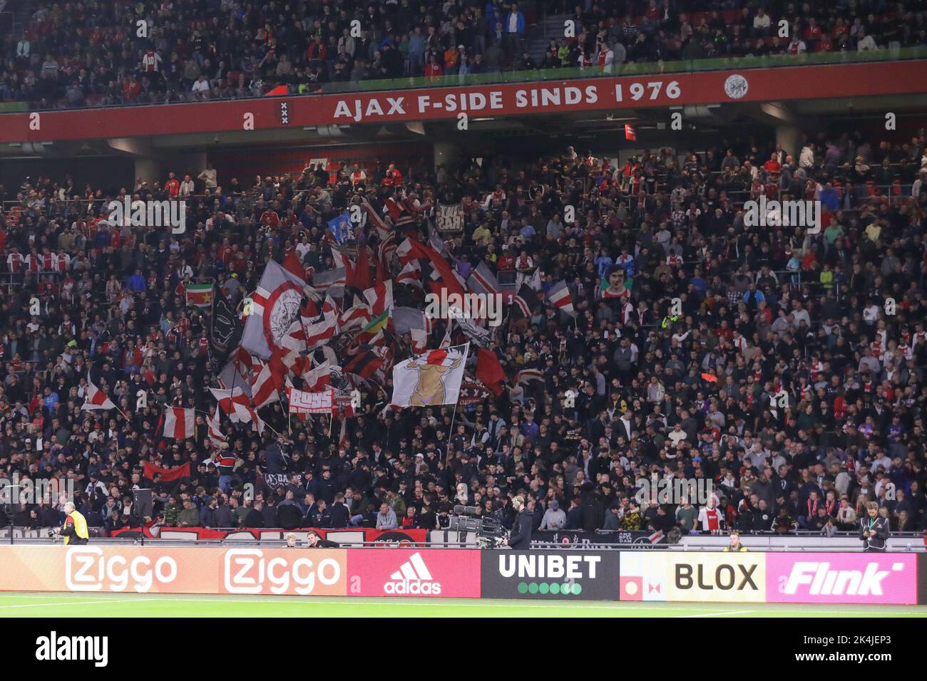 AMSTERDAM, PAESI BASSI - 1 OTTOBRE: Tifosi e sostenitori di Ajax prima della partita olandese di Eredivie tra AFC Ajax e Passi pure Eagles alla Johan Cruijff Arena il 1 ottobre 2022 ad Amsterdam, Paesi Bassi (Foto di Henny Meyerink/BSR Agency) Foto Stock