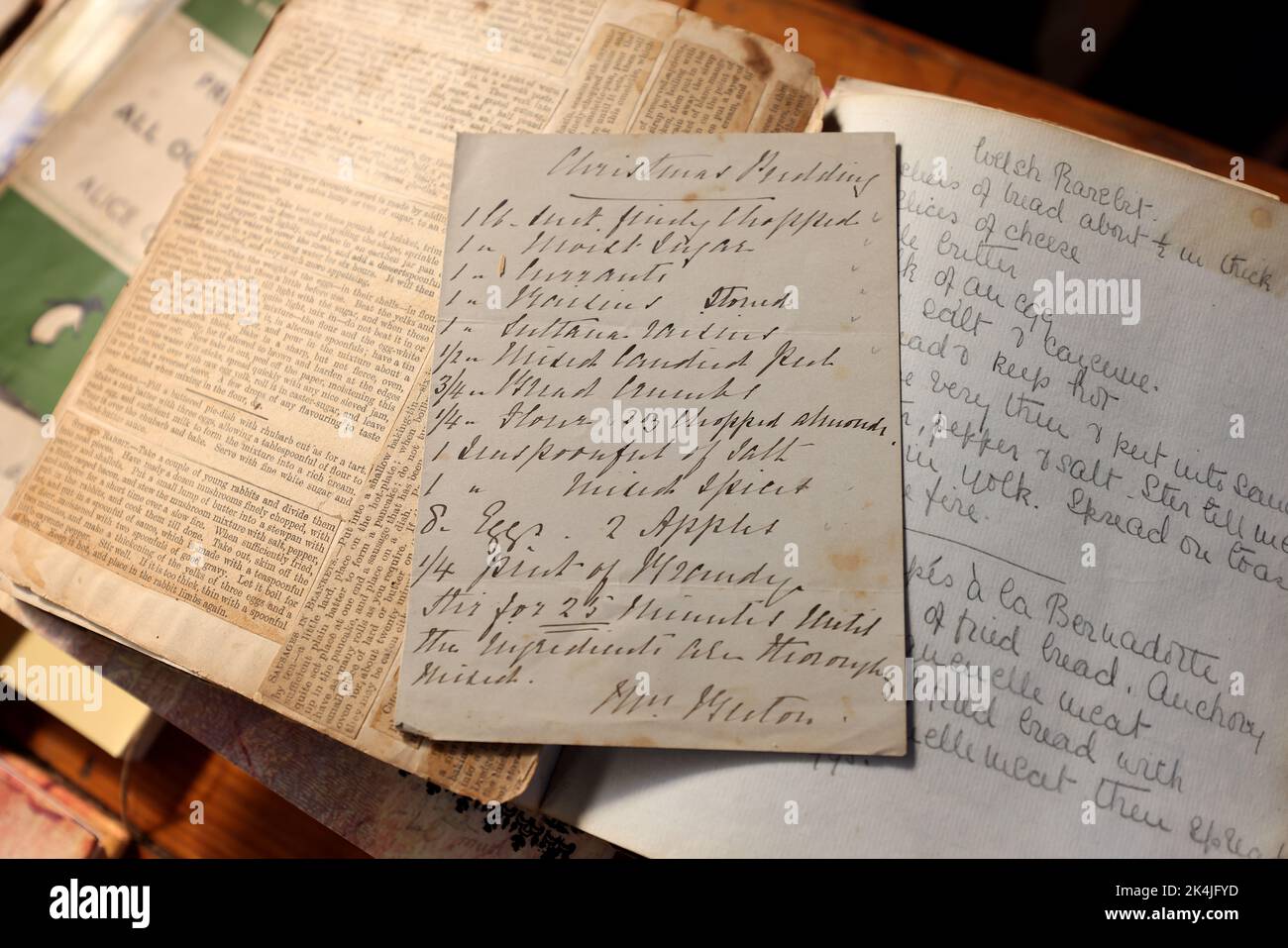 Libri in vecchio stile e una lente d'ingrandimento che mostrano la scrittura a mano del passato al Weald & Downland Museum, Chichester, West Sussex, Regno Unito. Foto Stock