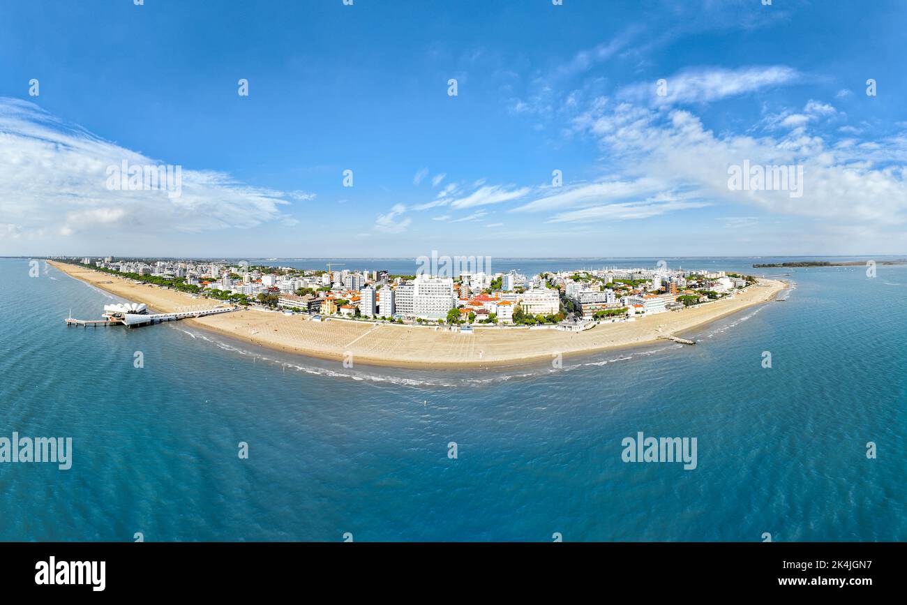 Spiaggia di Lignano Sabbiadoro - panoramica aerea sul mare nelle giornate di sole limpide Foto Stock