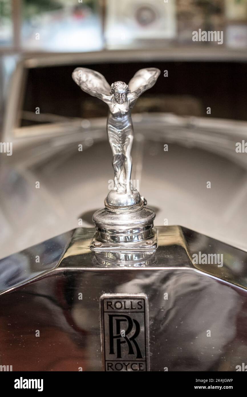Primo piano del logo Rolls Royce sull'auto retrò bianca. Foto Stock