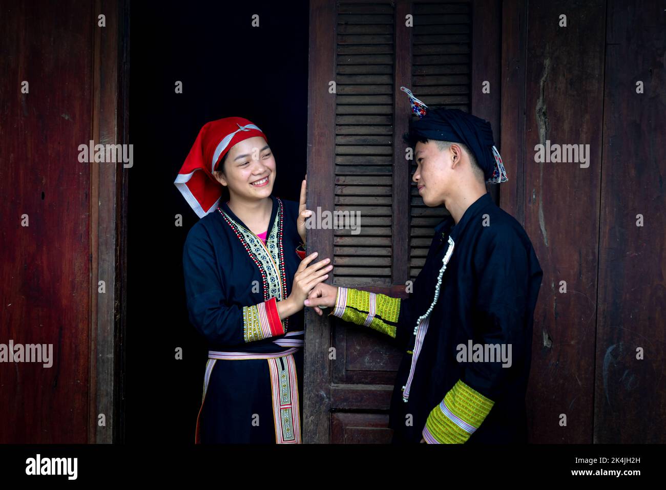 SA Pa Town, Provincia di Lao Cai, Vietnam - 2 settembre 2022: Ritratto di un giovane e di una ragazza in costumi tradizionali della minoranza etnica Red Dao in Foto Stock