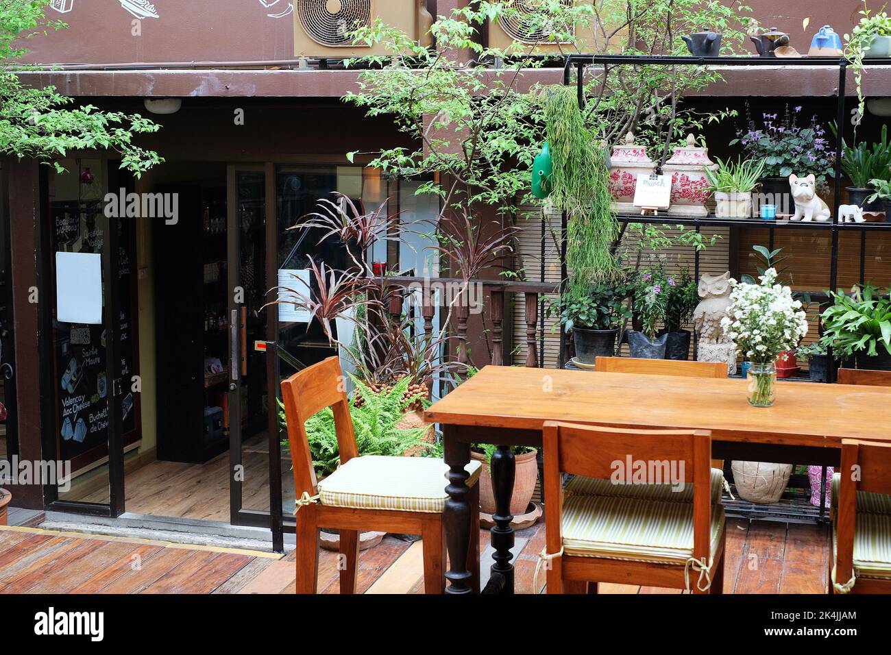 Sala da pranzo interni design e decorazione ristorante di ristorante e caffè decorato con giardino terrazza lounge - Chiang mai, Thailandia Foto Stock