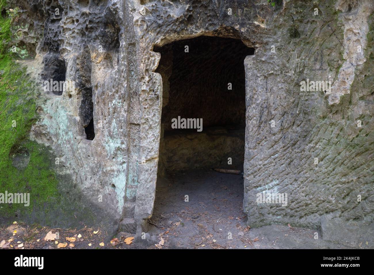 Ingresso ad una stanza scavata nella roccia arenaria, probabilmente un rifugio e una sede dei cacciatori, ora chiamata 'Jeskyně Bivak'. Vicino a Osinalice, Czechia. Foto Stock