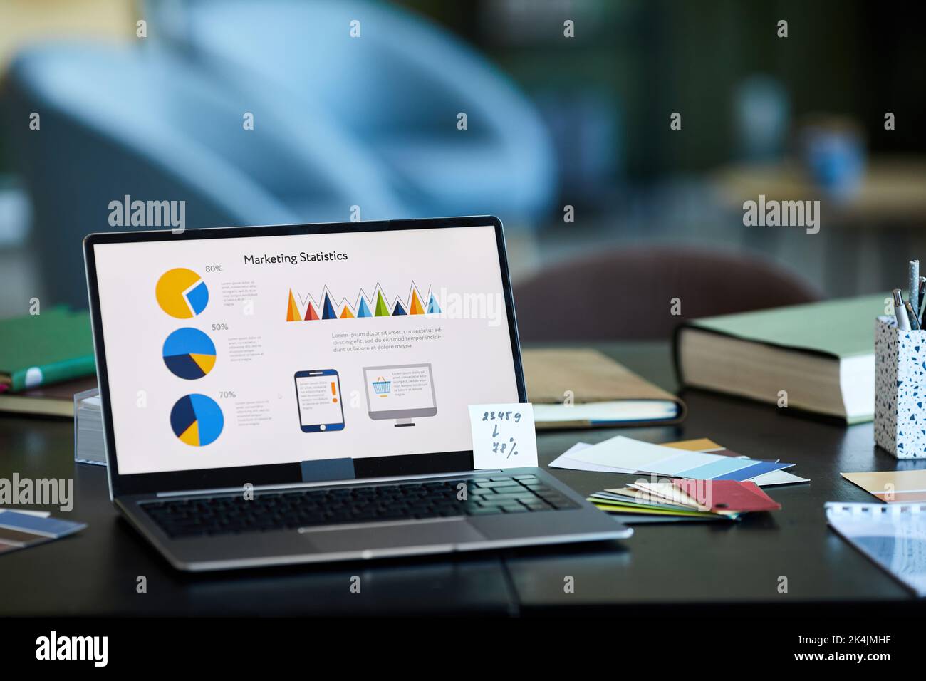 Schermo del laptop con un gruppo di diagrammi finanziari e illustrazioni in piedi sul posto di lavoro di economista o broker in ufficio Foto Stock