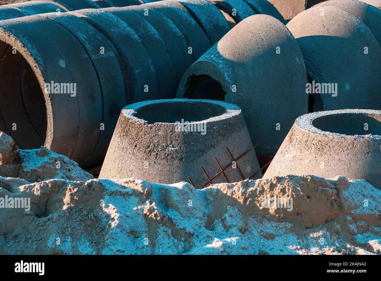 Tubi fognari in calcestruzzo per cantieri edili, architettura e concetto industriale Foto Stock