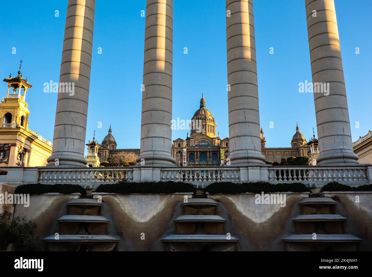 Barcellona, Spagna - 11 febbraio 2022: Palau Nacional tra quattro colonne è un Museo Nazionale d'Arte in Catalogna. Foto Stock