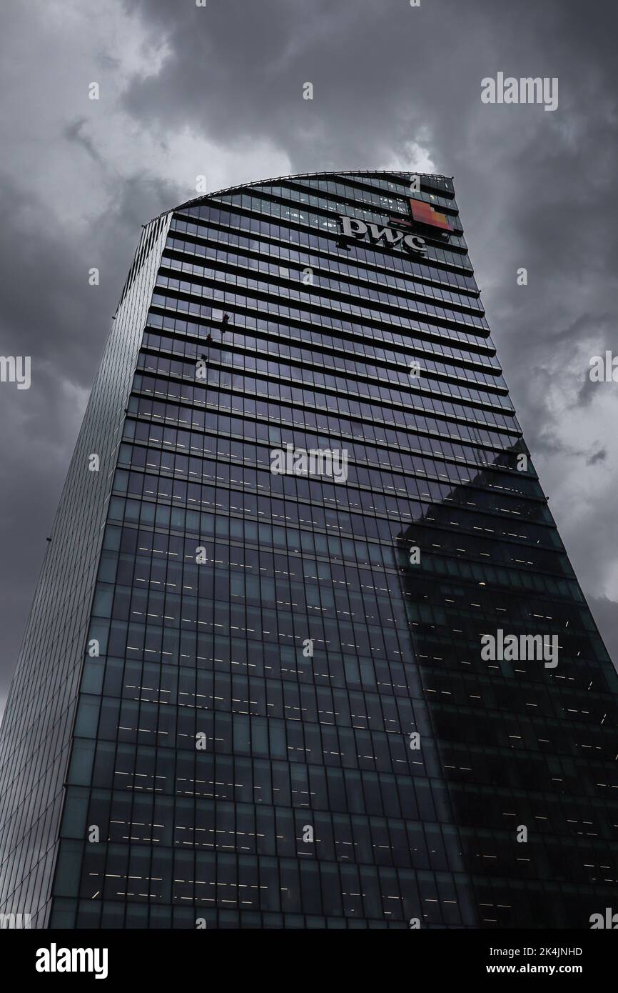 Milano, Italia - 26 giugno 2022: Moderno edificio per uffici PWC a tre Torri con cielo nuvoloso scuro. Architettura del vetro in CityLife, Lombardia. Foto Stock