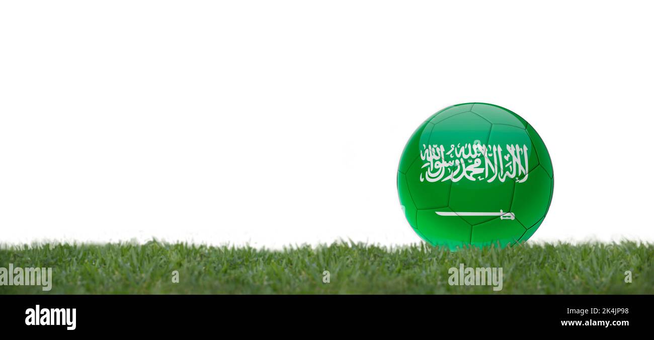 bandiera dell'arabia saudita su palla da calcio in erba, copia spazio con sfondo bianco. Foto Stock