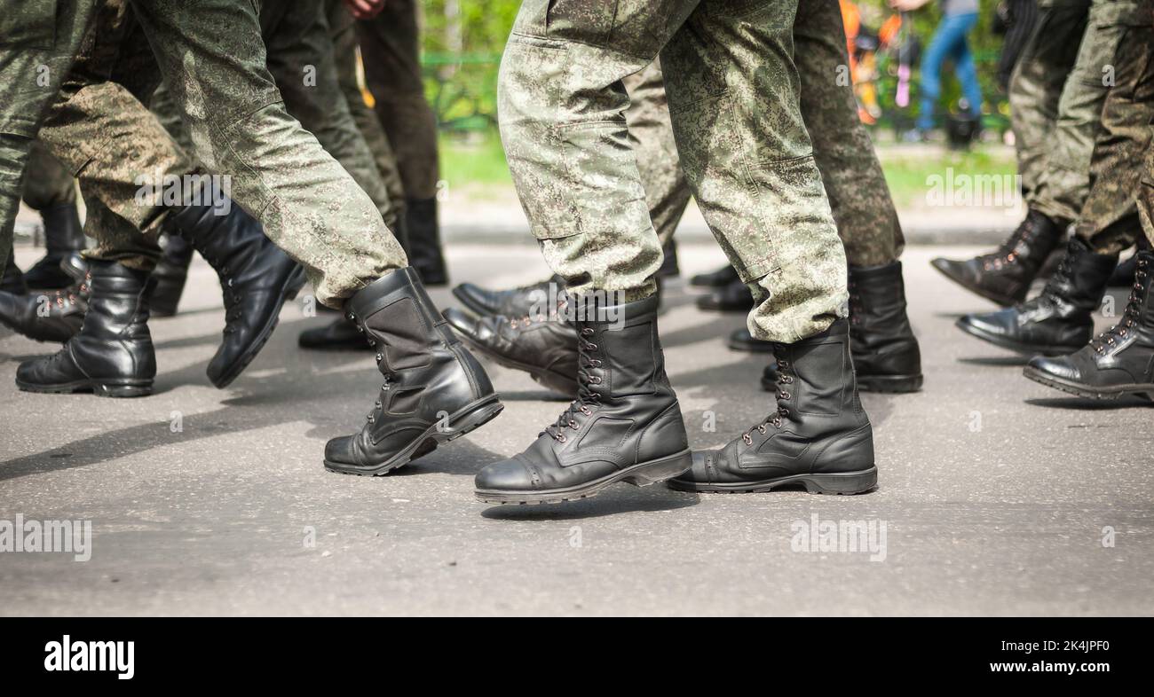 Marciare i soldati in stivali militari Foto Stock
