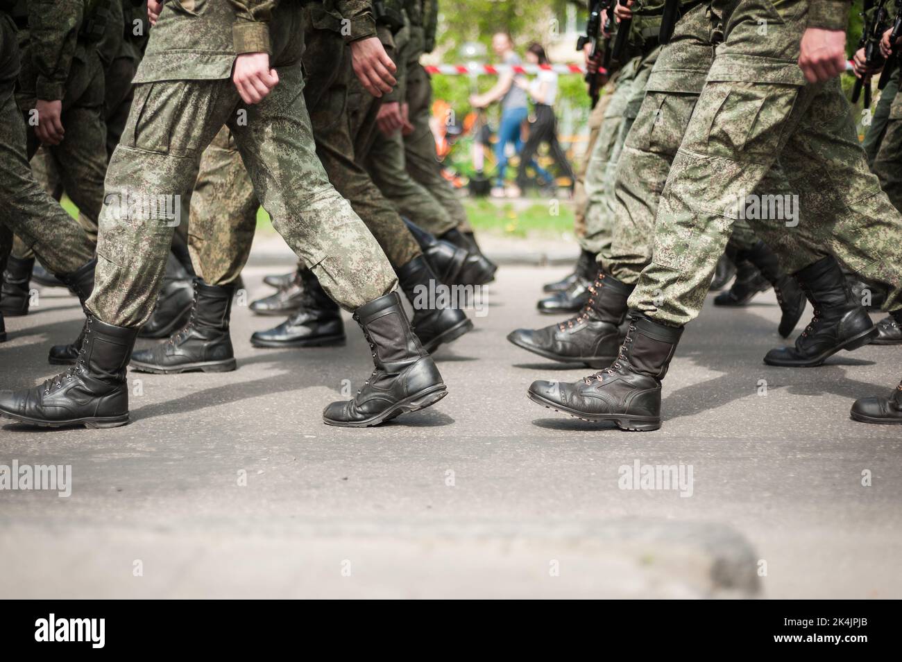 Marciare i soldati in stivali militari Foto Stock