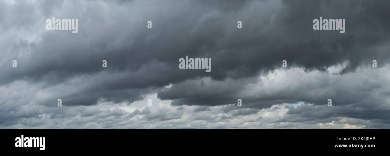 Panorama di cielo drammatico con nuvole scure - maltempo Foto Stock