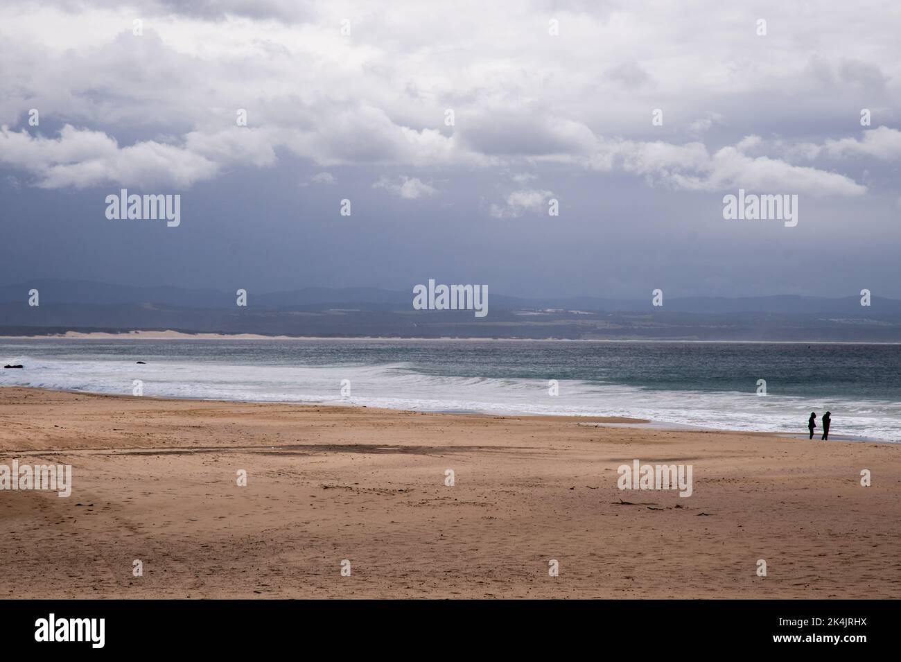 Splendido oceano multicolore con breakers, cielo blu con nuvole testurizzate e spiaggia di sabbia soffice Foto Stock