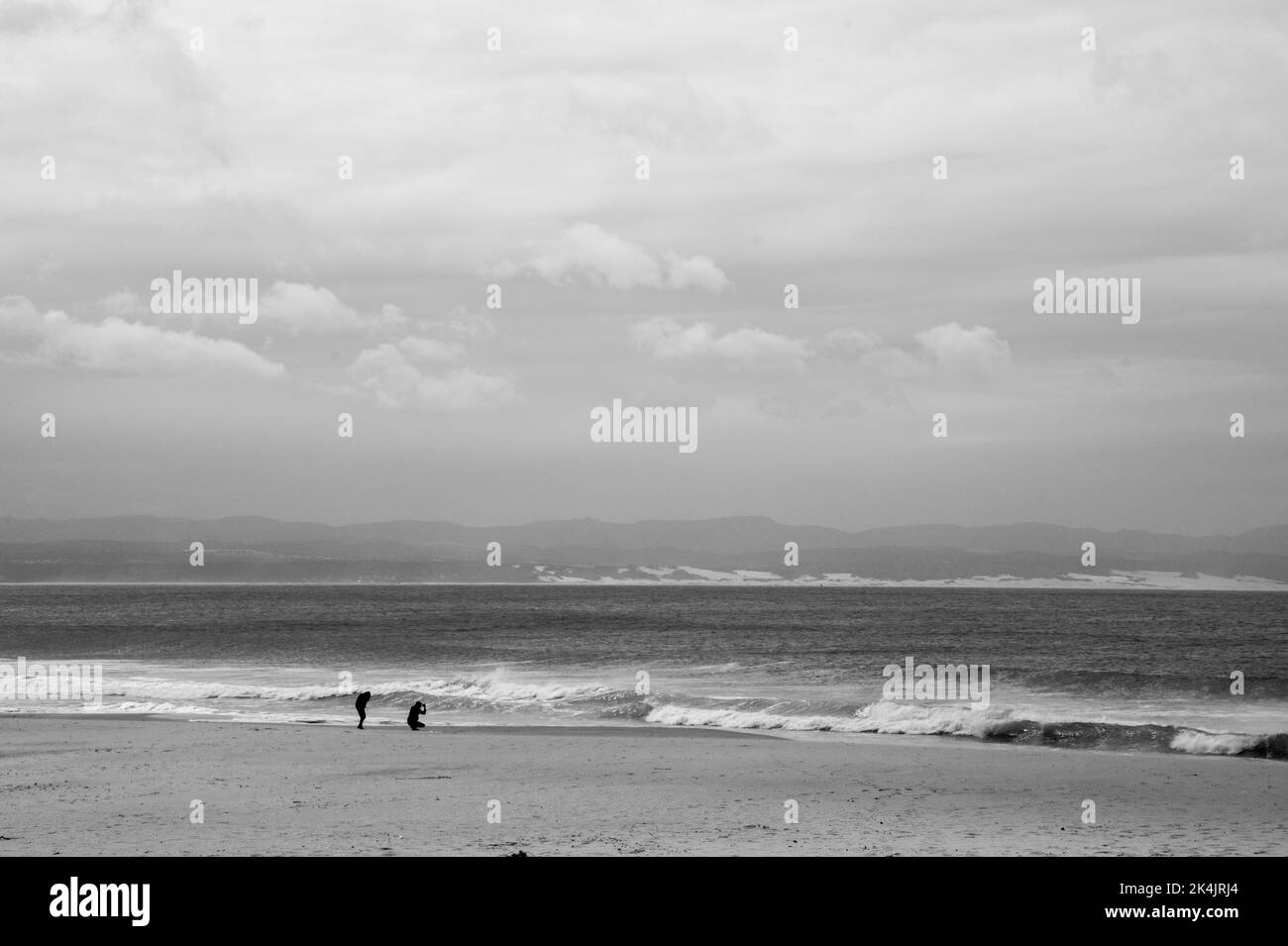 Splendido oceano multicolore con breakers, cielo blu con nuvole testurizzate e spiaggia di sabbia soffice Foto Stock