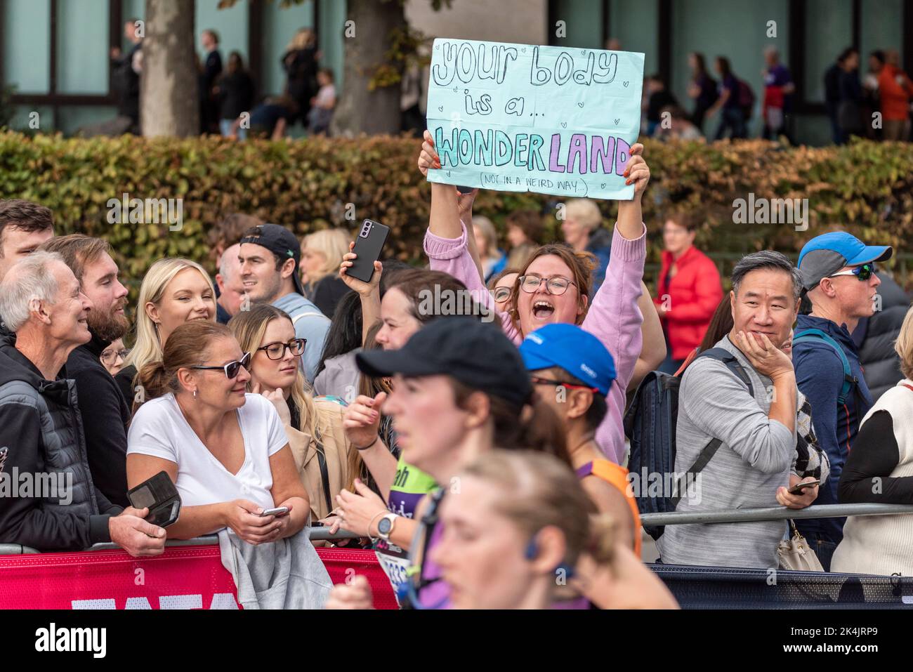 Tifose femminili per le persone che corrono nella TCS London Marathon 2022, sulla Tower Hill Road, City of London, UK. Segno ispiratore Foto Stock