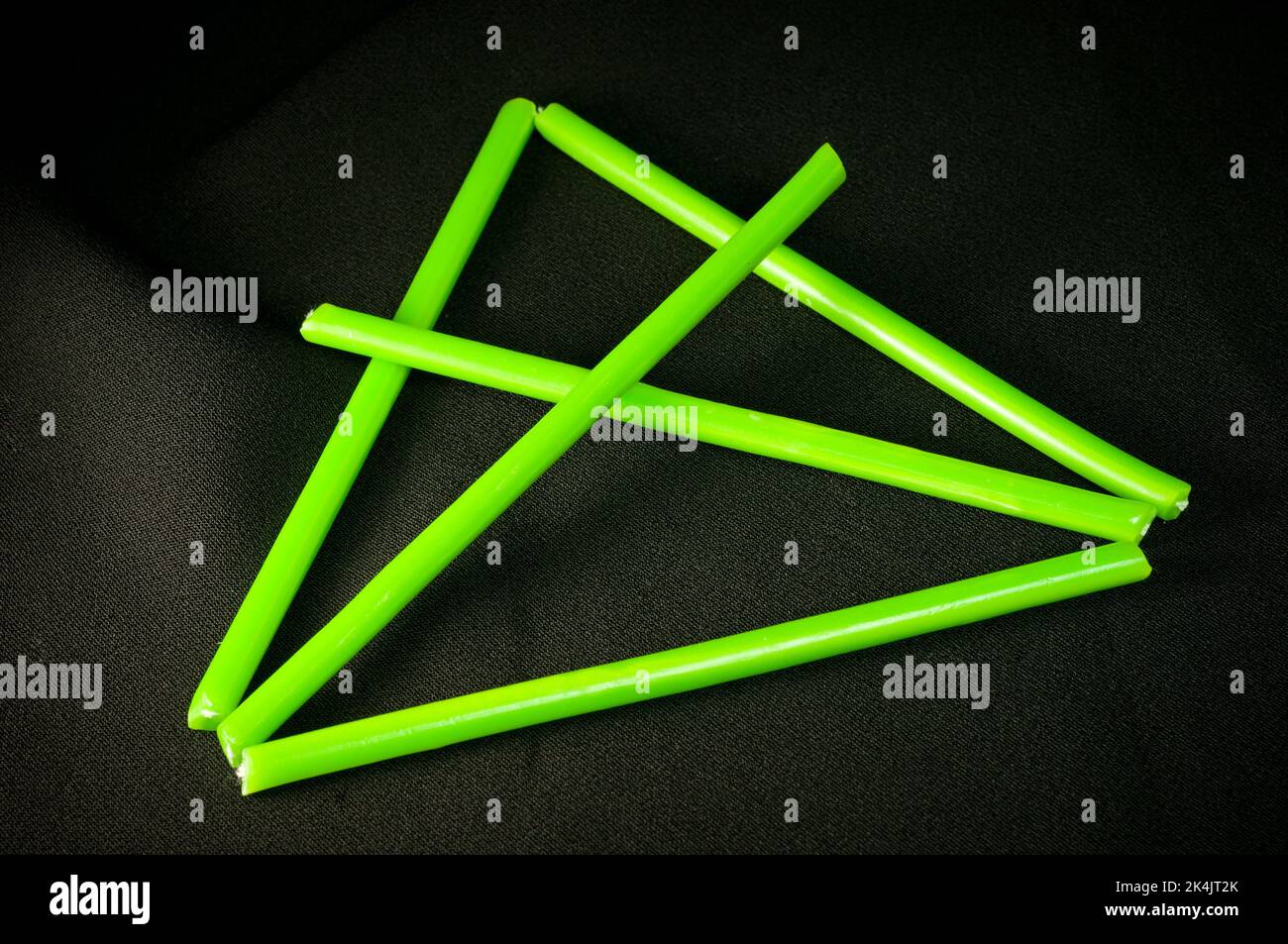 Verde candela rituale su sfondo nero Foto Stock