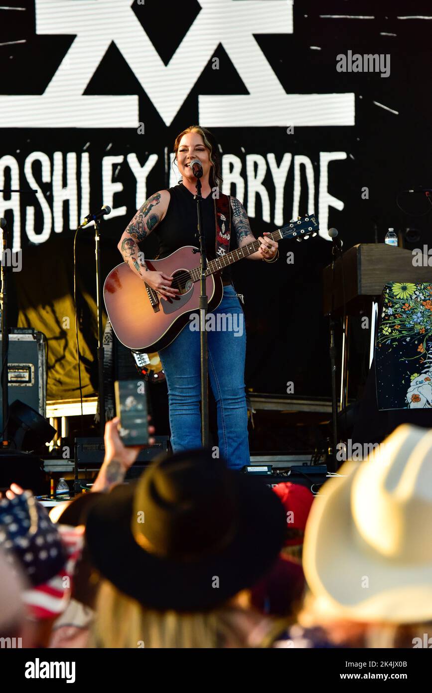 Redondo Beach, California 17 settembre 2022 - Ashley McBryde si esibisce sul palco al BeachLife Ranch, Credit - Ken Howard/Alamy Foto Stock