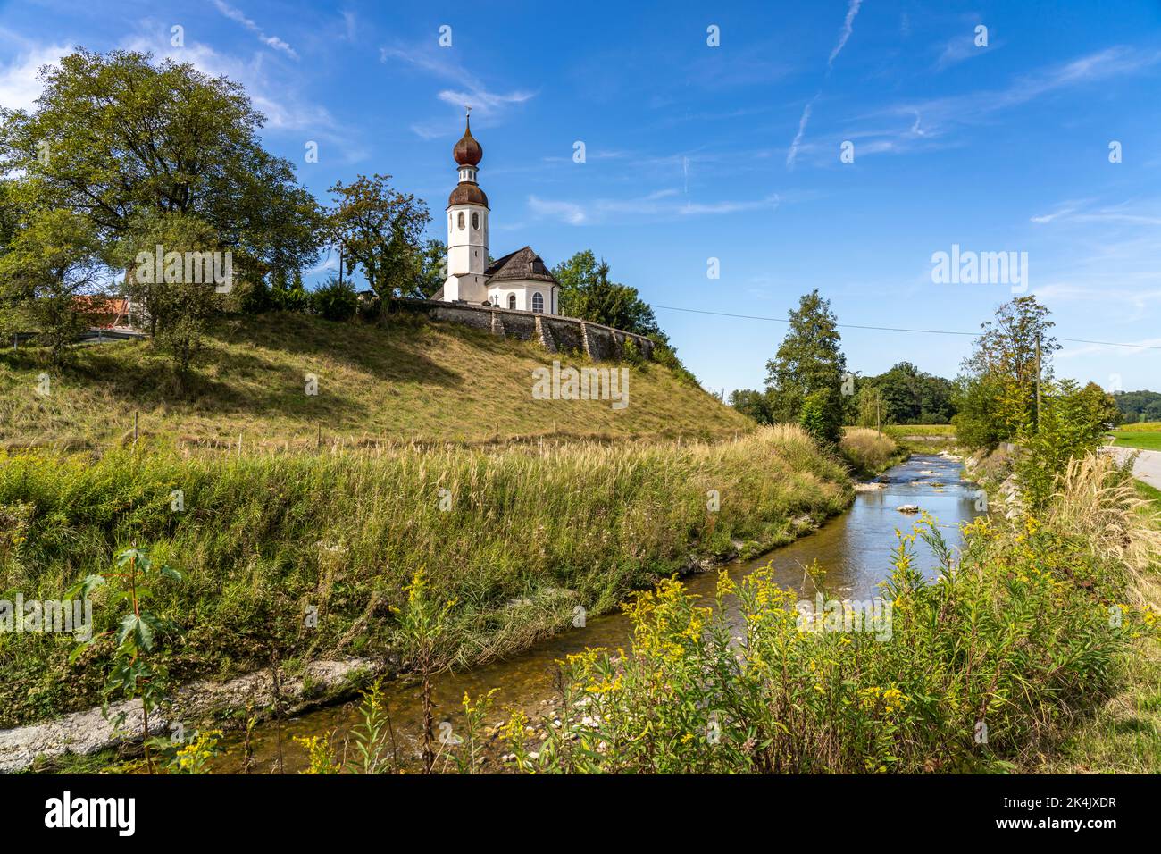 Die Filalkirche St. Andreas in Thalkirchen, Bad Endorf, Bayern, Deutschland | Chiesa di St. Andreas a Thalkirchen, Bad Endorf, Baviera, Germania Foto Stock