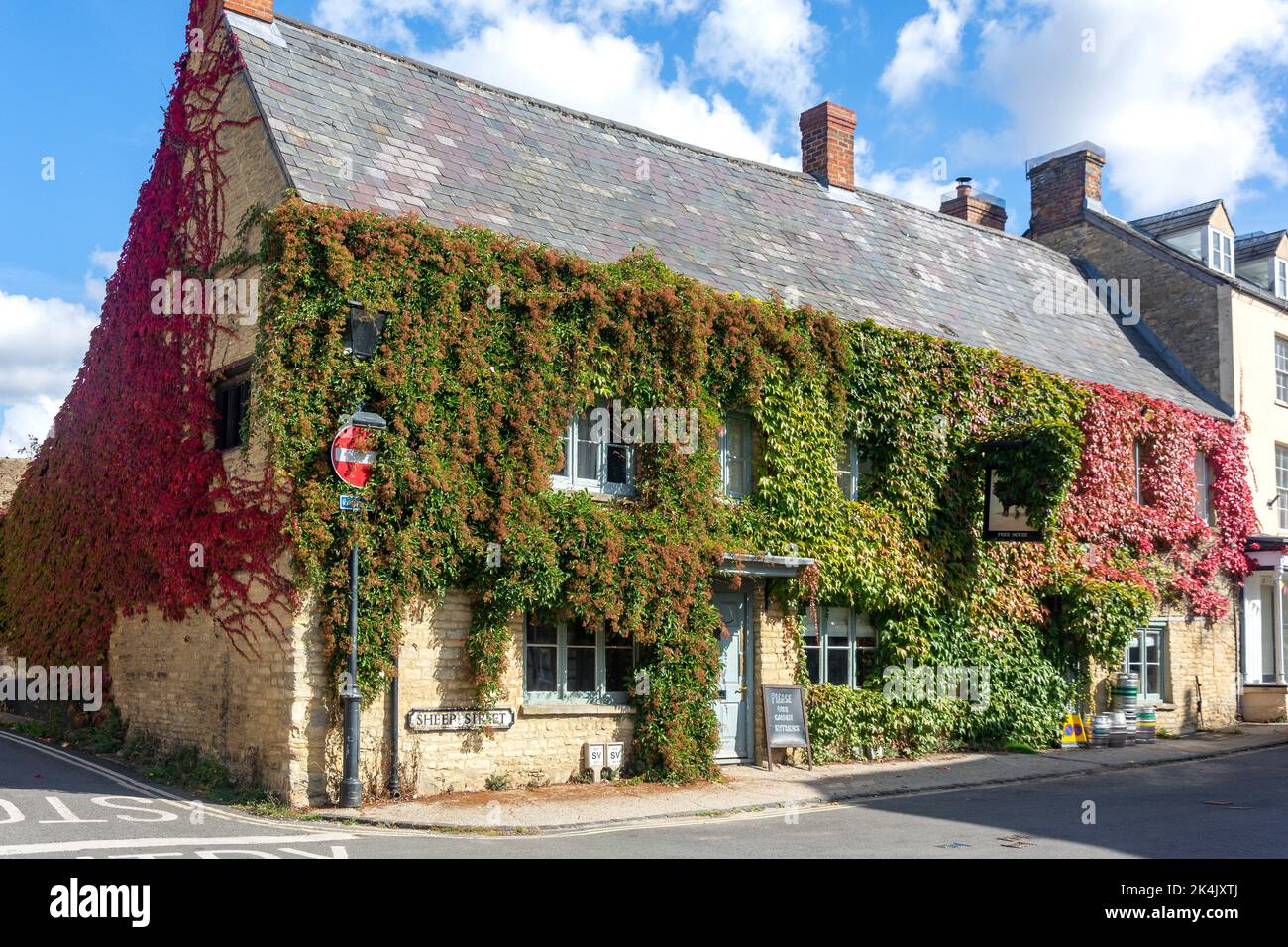 17th ° secolo il Bull Inn, Sheep Street, Charlbury, Oxfordshire, Inghilterra, Regno Unito Foto Stock