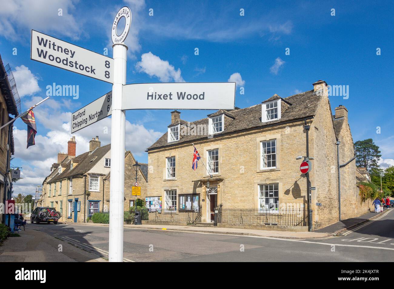 Charlbury Corner House & Memorial Hall, Market Street, Charlbury, Oxfordshire, Inghilterra, Regno Unito Foto Stock