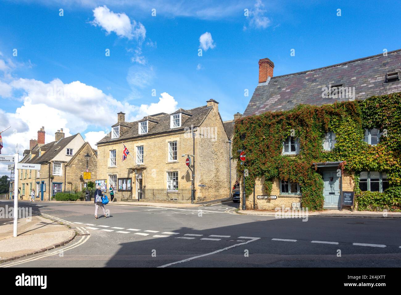 Charlbury Corner House & The Bull Inn, Market Street, Charlbury, Oxfordshire, Inghilterra, Regno Unito Foto Stock
