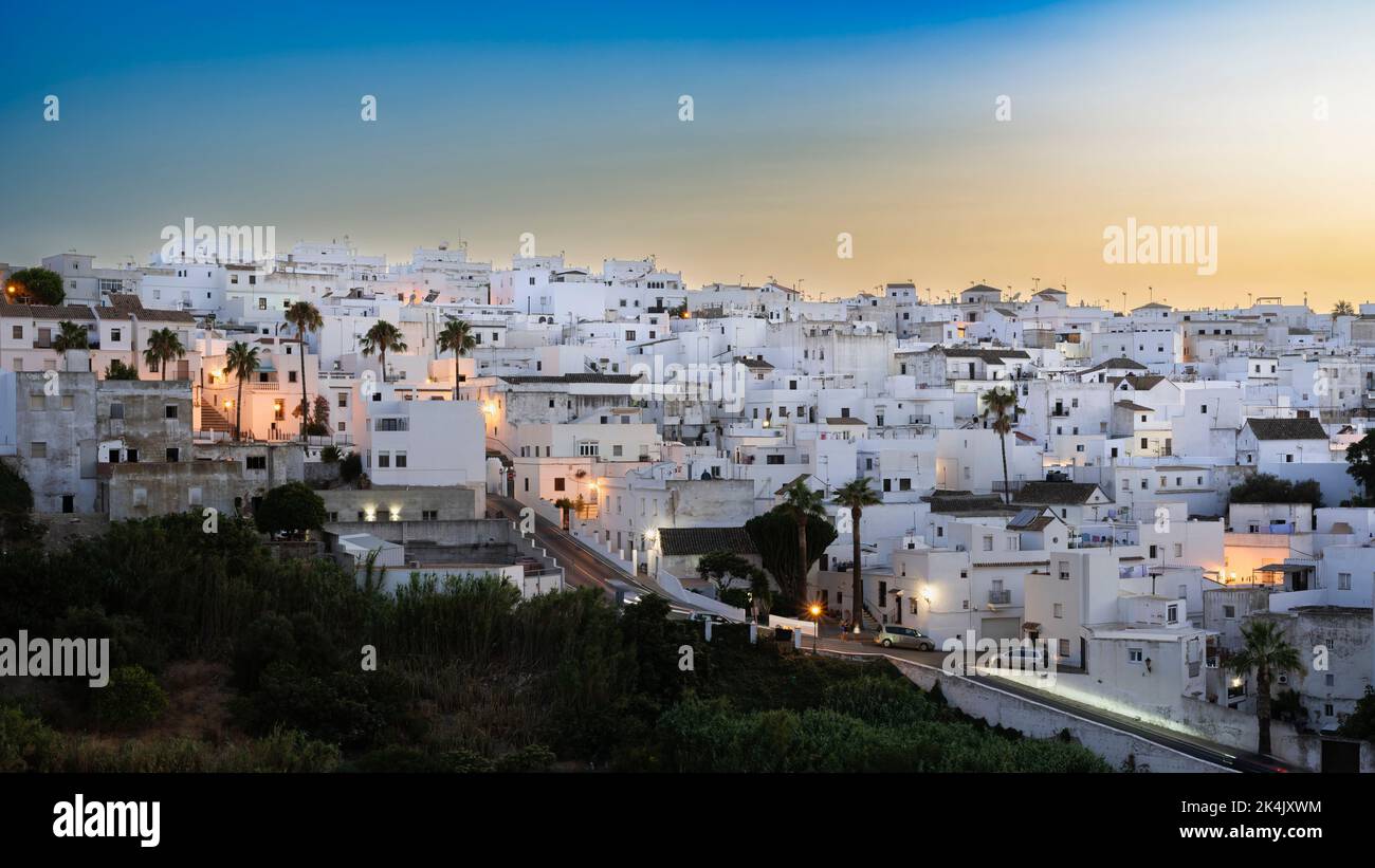Bellissimo Pueblo Blanco andaluso (villaggio bianco) al tramonto. Vejer de la Frontera è uno dei Pueblos Blancos della provincia di Cádiz, Andalusia, Spagna. Foto Stock