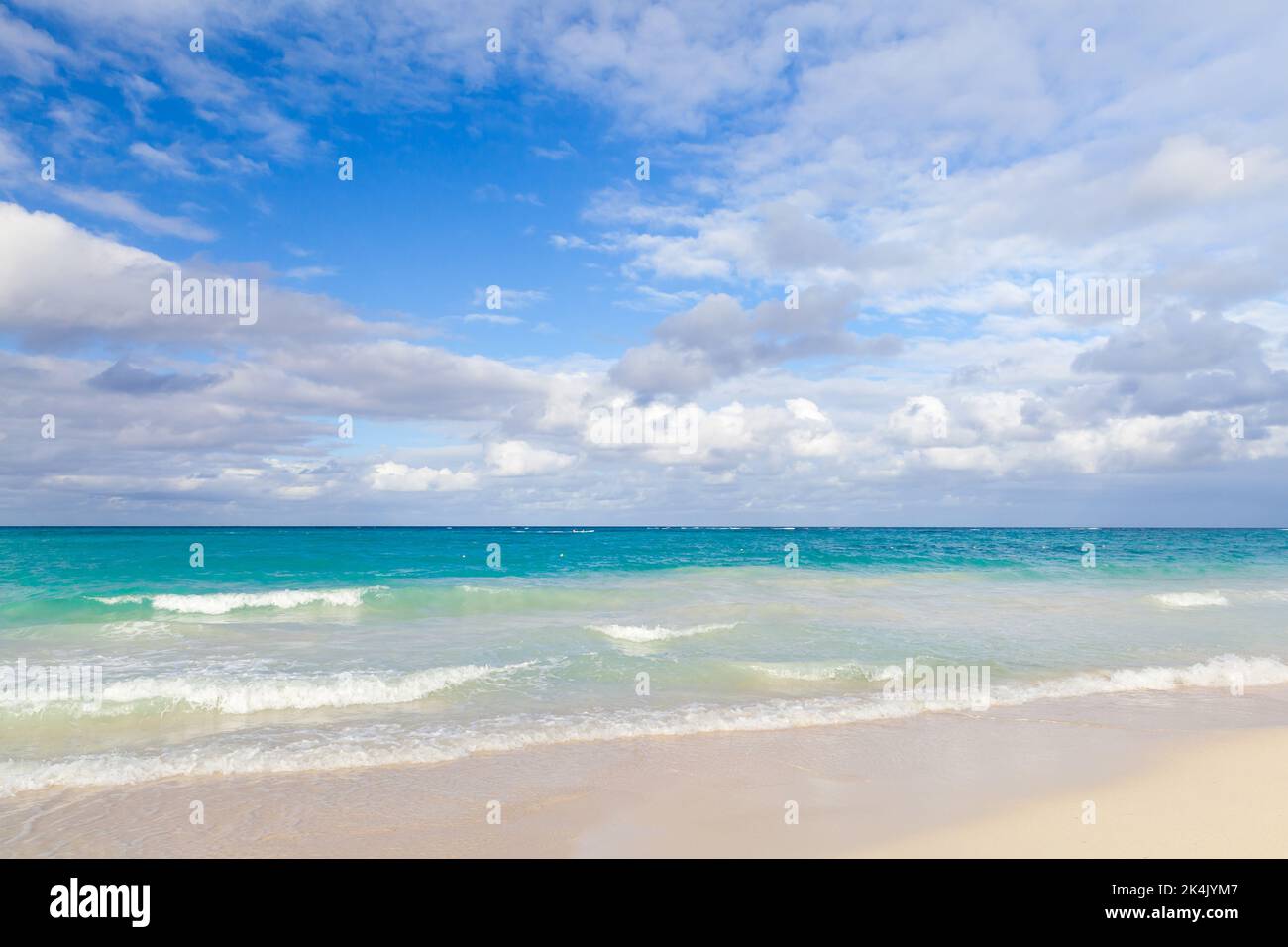 Paesaggio costiero caraibico con costa sabbiosa vuota dell'oceano Atlantico e onde costiere in una giornata di sole. repubblica Dominicana. Bavaro spiaggia Foto Stock