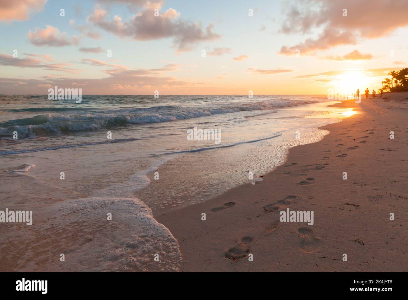 Alba sull'Oceano Atlantico. Bavaro Beach, Punta Cana, Repubblica Dominicana Foto Stock