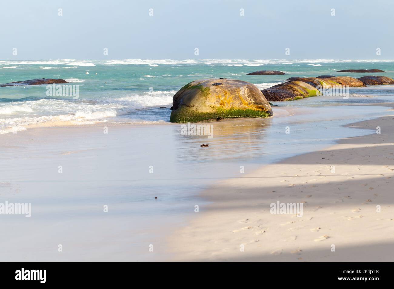 Breakwaters calcestruzzo di Bavaro Beach in una giornata di sole, Repubblica Dominicana Foto Stock