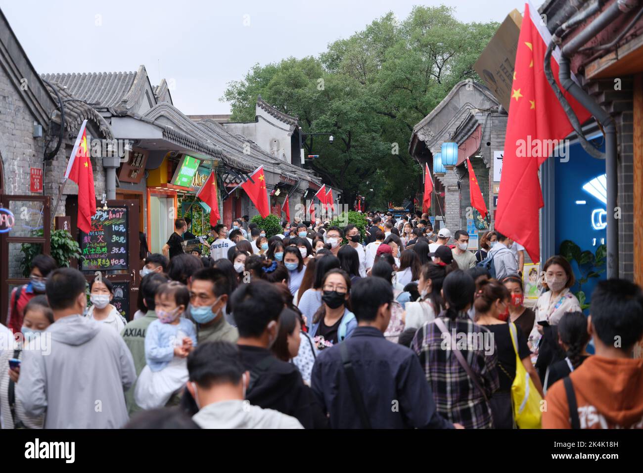 PECHINO, CINA - 2 OTTOBRE 2022 - i turisti visitano il vicolo di Luogu Sud nel distretto Dongcheng di Pechino il secondo giorno della festa nazionale in Be Foto Stock