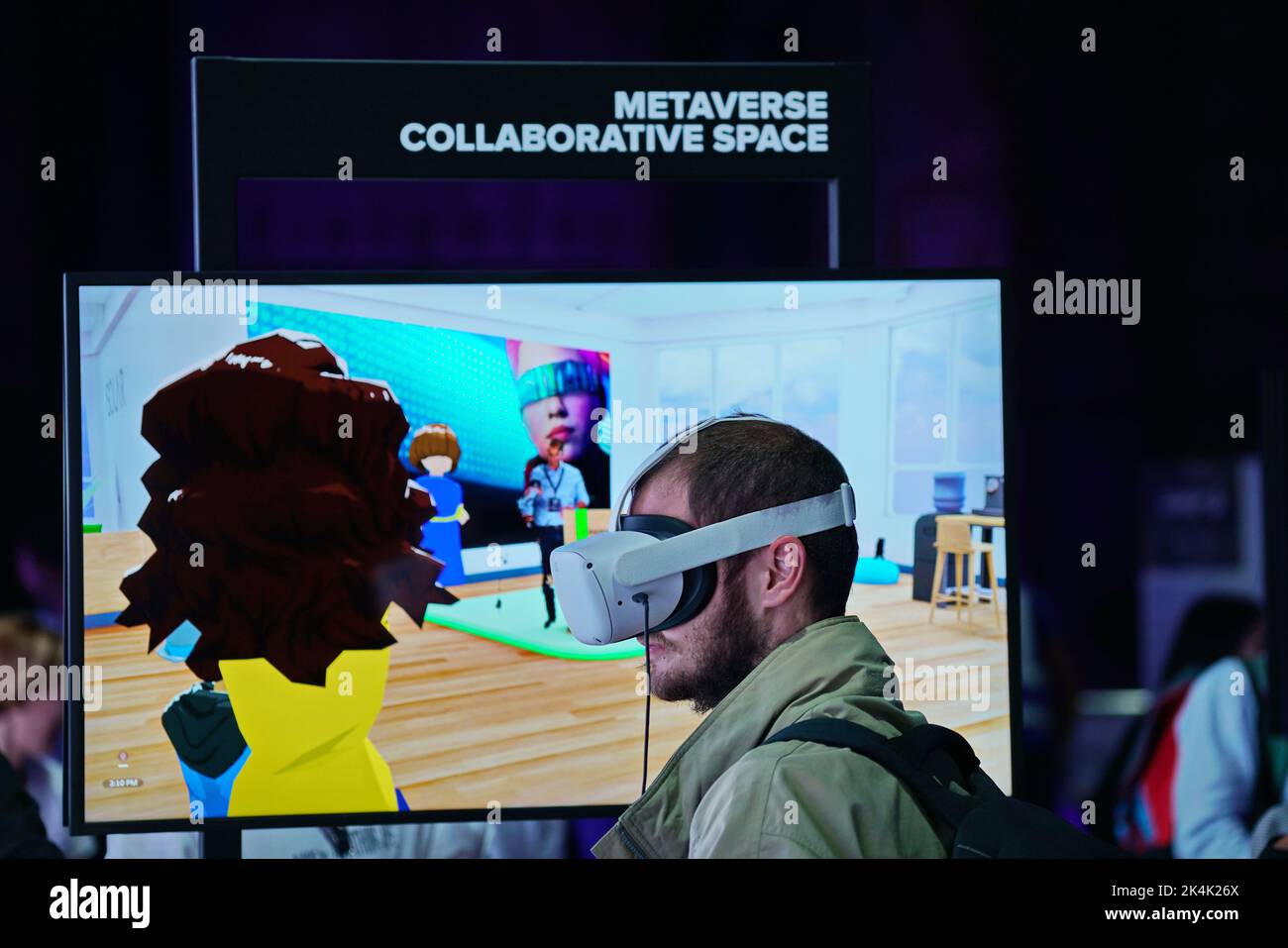 Mostra di realtà virtuale. Il giovane indossa occhiali per la realtà virtuale e sperimenta un incontro metaverso. Torino, Italia - Settembre 2022 Foto Stock