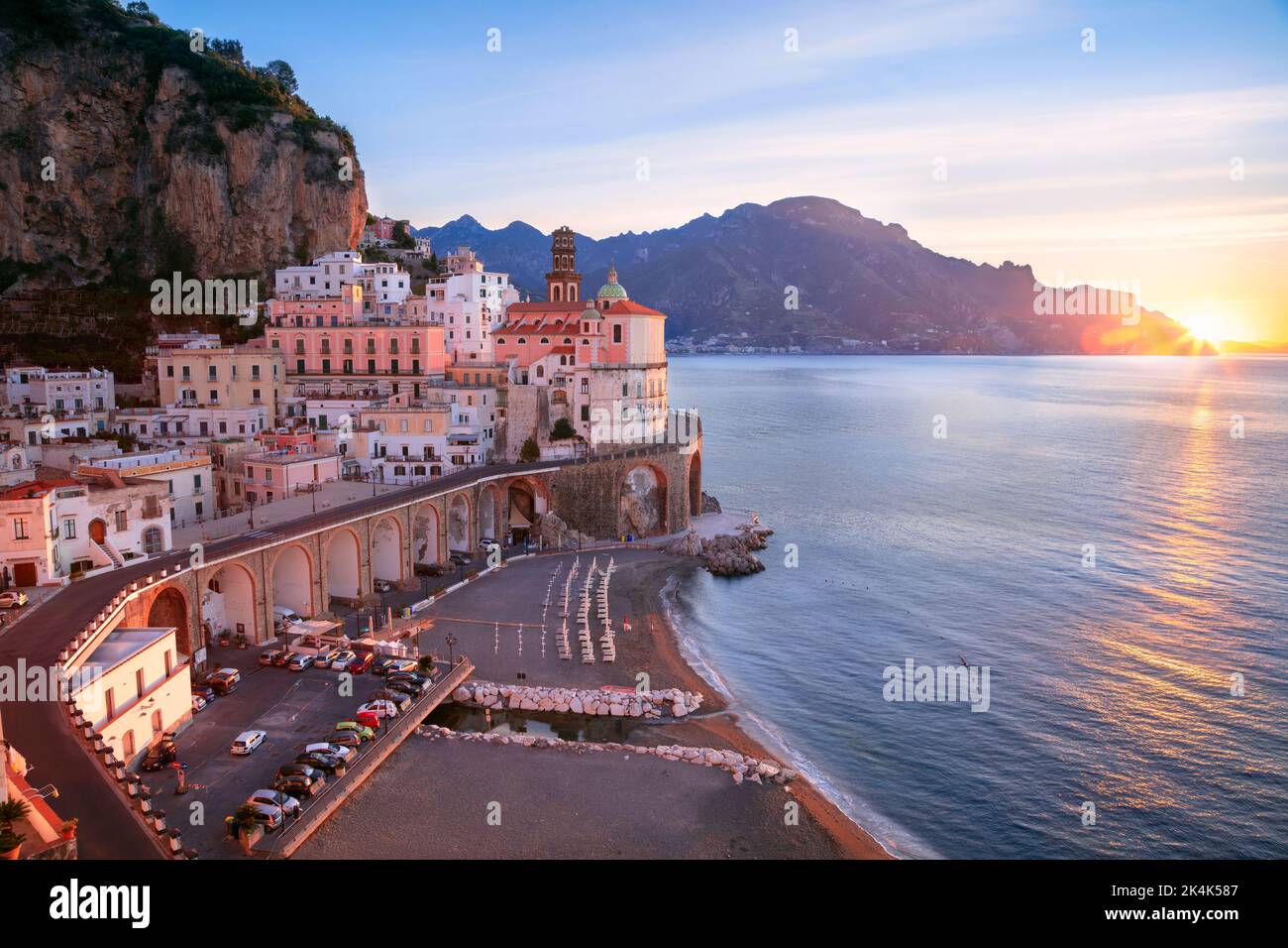 Atrani, Costiera Amalfitana, Italia. Immagine aerea della città famosa Atrani situata sulla Costiera Amalfitana, Italia all'alba. Foto Stock