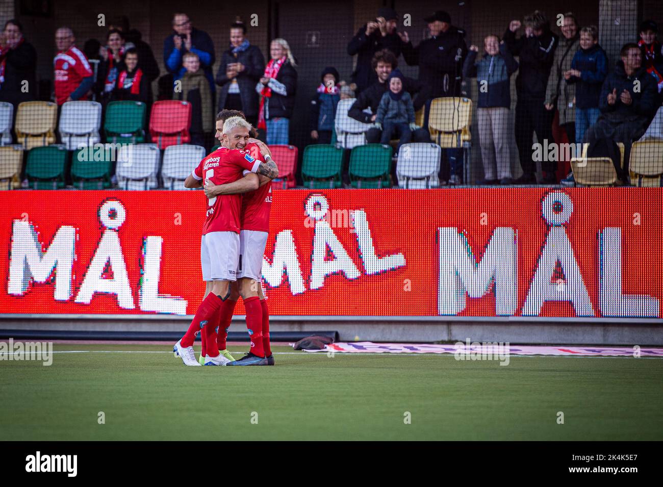 Silkeborg, Danimarca. 02nd Ott 2022. Nicklas Helenius (11) di Silkeborg IF segna per 2-0 durante la Superliga match del 3F tra Silkeborg IF e AC Horsens al Jysk Park di Silkeborg. (Photo Credit: Gonzales Photo/Alamy Live News Foto Stock