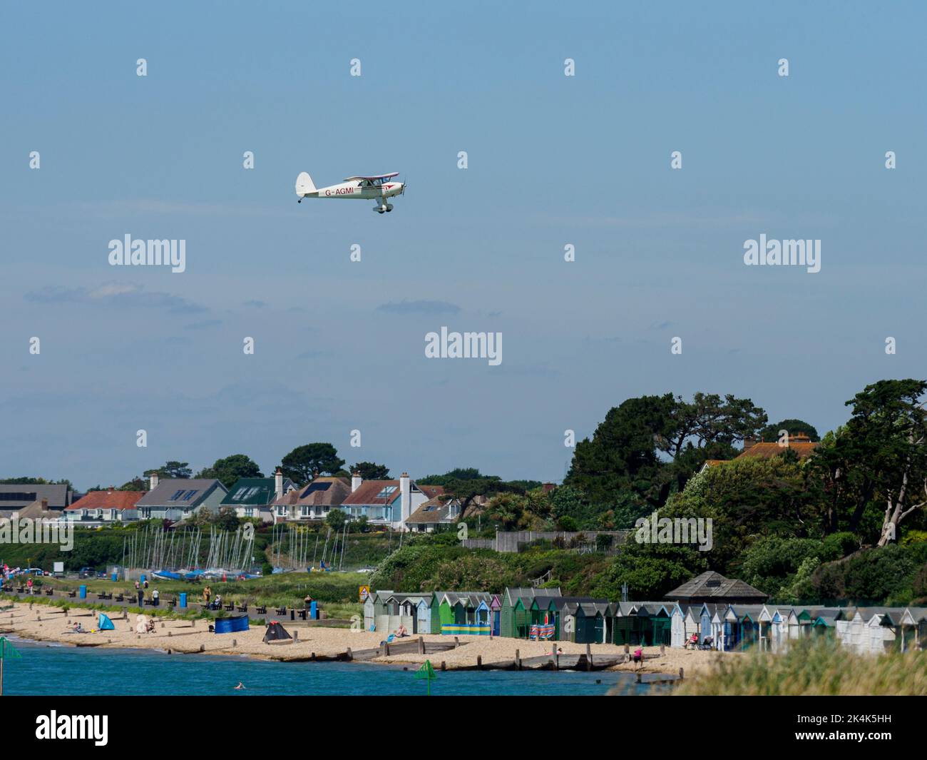 Velivolo leggero che sorvola la spiaggia verso l'aeroporto di Solent Daedalus, Lee-on-the-Solent, Hampshire, Regno Unito Foto Stock