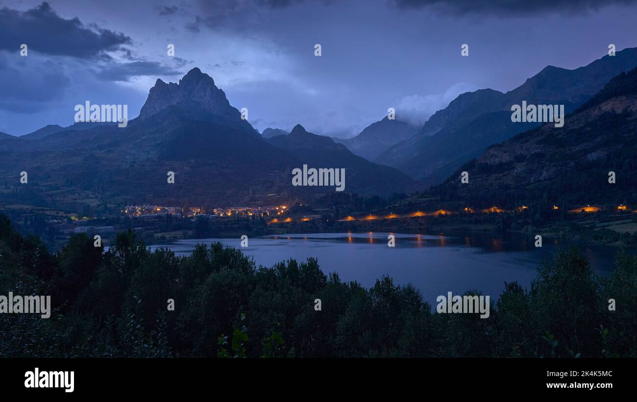 Panorama della città di Sallent de Gállego in una notte tempestosa Foto Stock