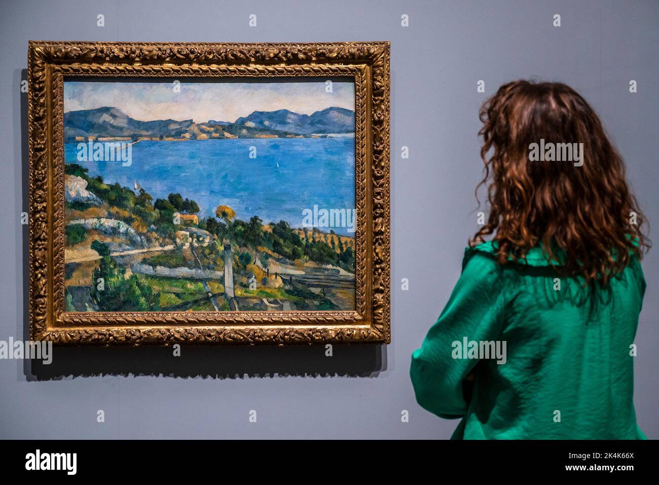 Londra, Regno Unito. 3rd Ott 2022. La mostra EY: Cezanne nelle Gallerie Eyal Ofer a Tate Modern. Una mostra 'una volta in una generazione' di dipinti, acquerelli e disegni di Paul Cezanne, organizzata con l'Art Institute di Chicago. Riunisce circa 80 opere provenienti da collezioni in Europa, Asia, Nord e Sud America, offrendo al pubblico britannico la prima opportunità in oltre 25 anni di esplorare l'ampiezza della carriera di Cezanne. Si svolge dal 5 ottobre 2022 al 12 marzo 2023. Credit: Guy Bell/Alamy Live News Foto Stock