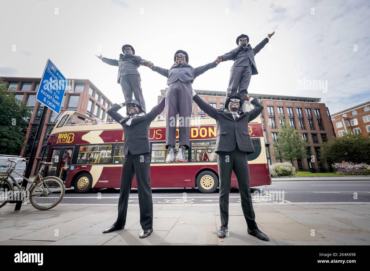 Londra, Regno Unito. 3rd ottobre 2022. I Black Blues Brothers eseguono acrobati vicino alla cattedrale di St Paul prima del loro tour autunnale nel Regno Unito. Questa troupe di acrobati professionisti del Kenya è un omaggio al film cult The Blues Brothers. Credit: Guy Corbishley/Alamy Live News Foto Stock