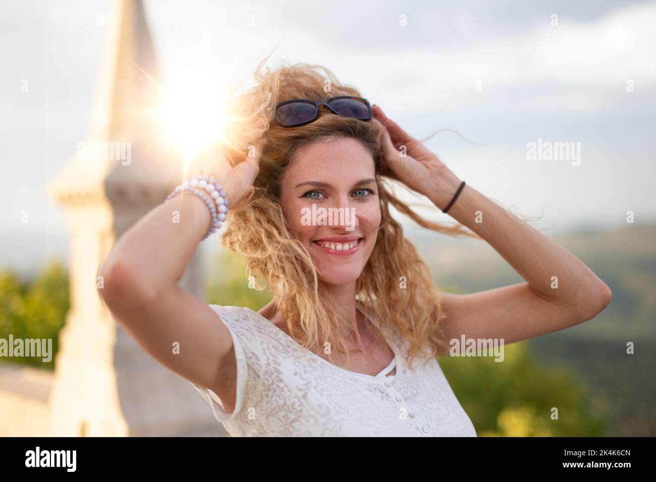 Donna positiva caucasica equilibrata con sorriso toothy ritratto all'aperto Foto Stock